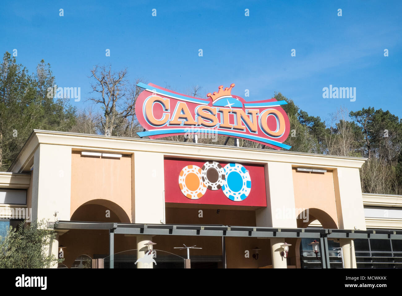 Außen, von, Außen, Casino, Struktur, Design, auf, am Straßenrand, in, Landschaft, Ländliche, Lage, in der Nähe von, Alet-les-Bains, Aude, Region, Süden, von, Frankreich, Europa, Europäische Stockfoto