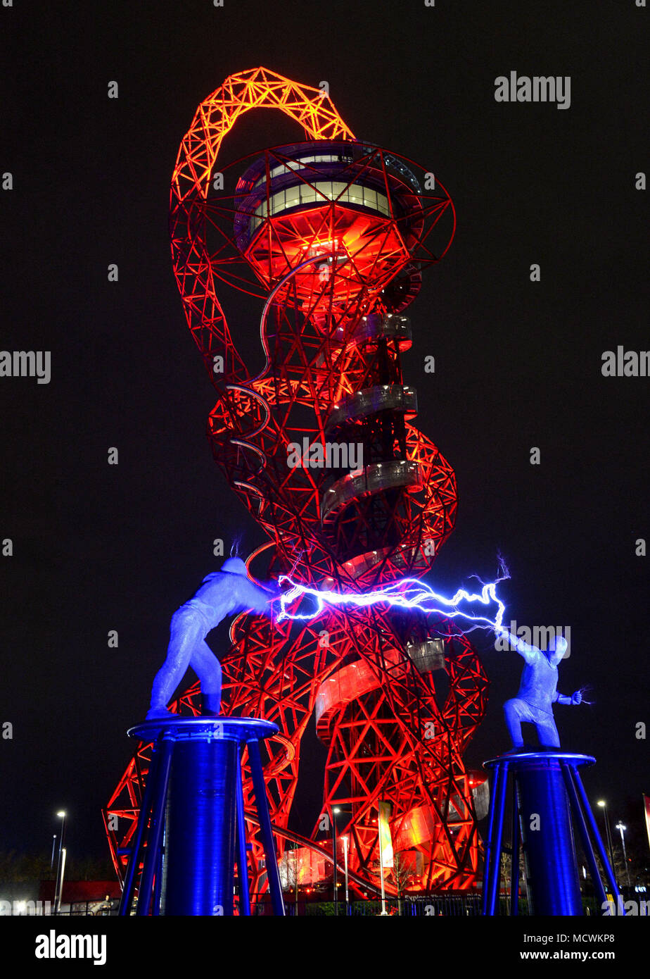REDAKTIONELLE VERWENDUNG NUR Lords of Lightning treten auf dem ArcelorMittal Orbit im Queen Elizabeth Olympic Park in London auf, um das bevorstehende 'Arcadia London' 10th Anniversary Festival zu feiern, bei dem die 50 Tonnen schwere, feueratmende Arcadia Spider vom Glastonbury Festival wiedererkennbar sein wird. Stockfoto