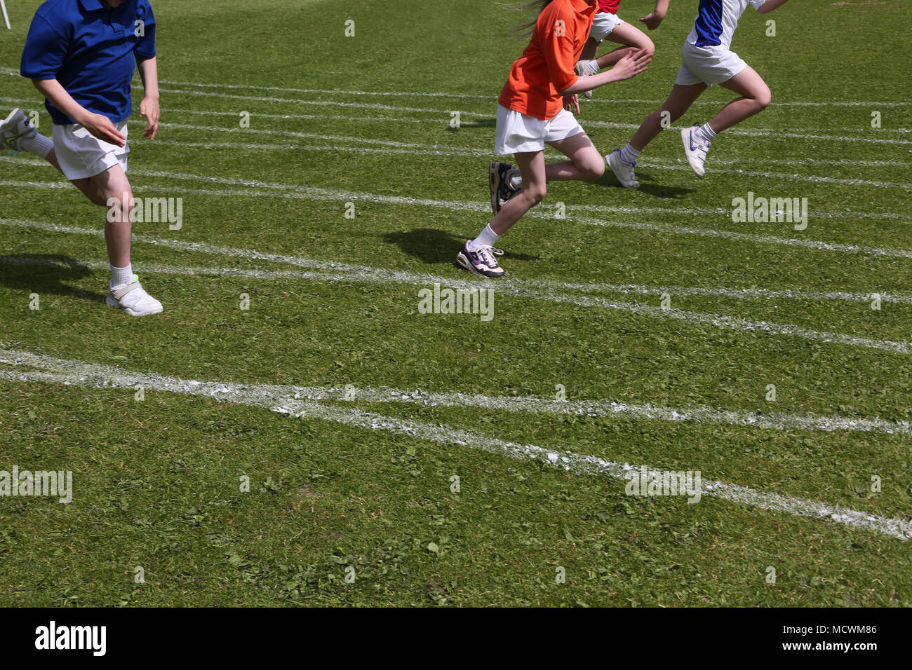 Kinder im Rennen in der Schule Sport Tag England Stockfoto