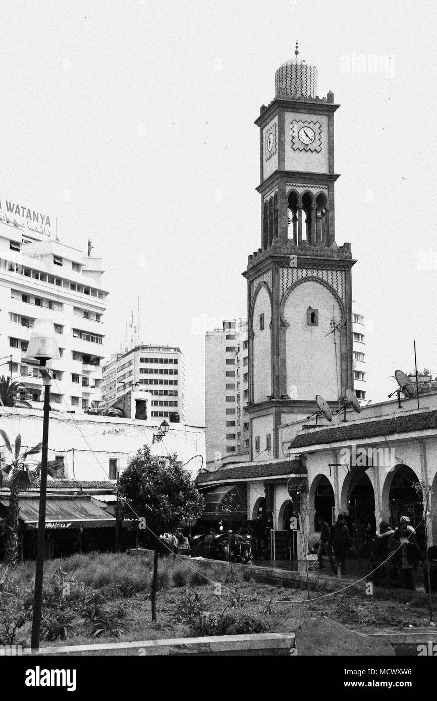 Altmodische schwarz-weiss Bild des Clock Tower am Eingang des alten Souk in Casablanca, Marokko Stockfoto