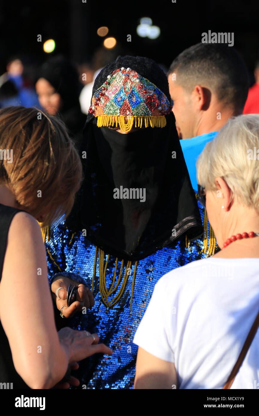 Sind muslimische Frauen Wahrsagerin fragen Touristen für Geld an der berühmten Place Jemaa el-Fnaa Platz in Marrakesch, Marokko Stockfoto