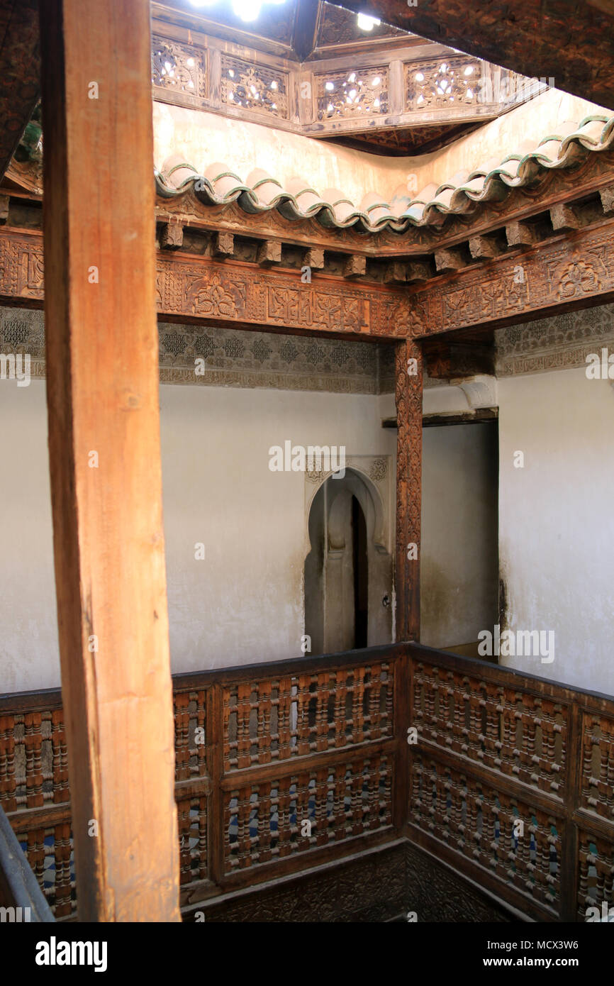 Eingang zum ehemaligen Zimmer im Internat an der Madrasa Ben Youssef (Qur'anic Schule) in Marrakesch, Marokko Stockfoto