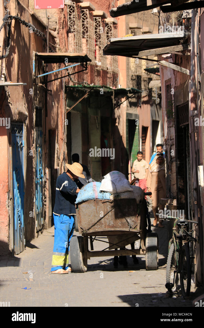 Abfallsammler mit Esel Warenkorb in den engen Gassen der alten Medina von Marrakesch, Marokko Stockfoto
