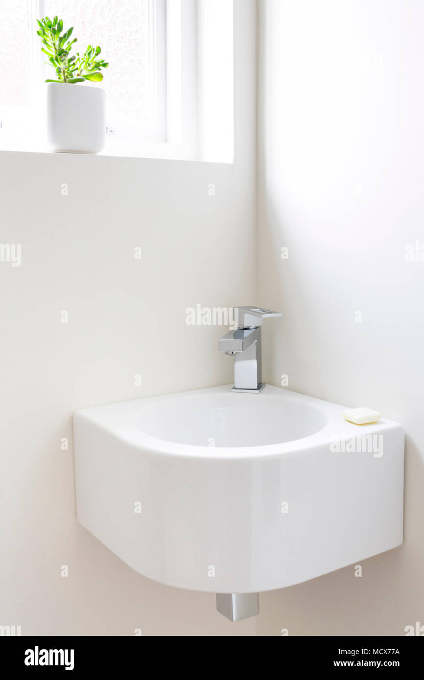 Moderne Ecke Waschbecken in einem minimalistischen Garderobe Stockfoto