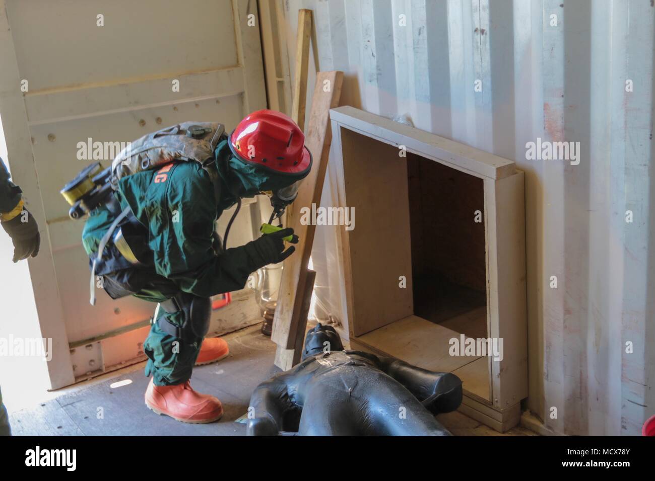 Fort Stewart, Ga., 3. März 2018 - Ein Ingenieur aus 810 . Engineer Company, Swainsboro, Ga, sucht eine simulierte eingestürzten Gebäude während der Suche und Extraktion der Ausbildung. Die 810 . durchgeführt Suche und Extraktion der Zertifizierung als Teil ihrer Rolle in der Verteidigung Unterstützung der zivilen Behörden. Stockfoto