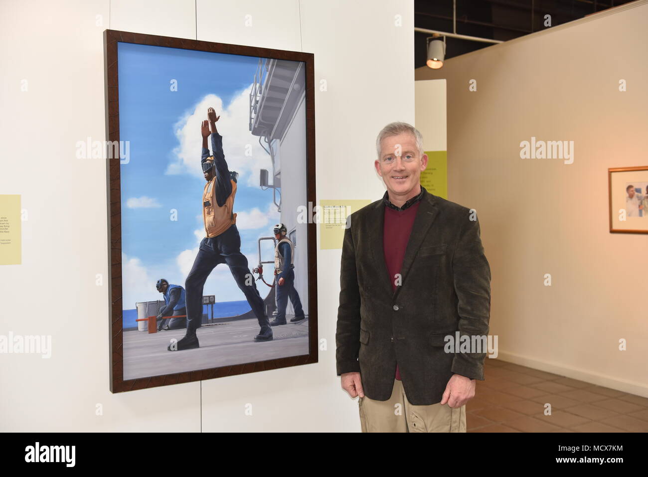 Die "Szenen aus unserem Marine: Bekämpfung der Kunst des einundzwanzigsten Jahrhundert" Ausstellung im National Museum der United States Navy eröffnet. Bekämpfung artist Kristopher Schlachten steht neben einer von mehreren seiner Bilder in die Show einbezogen. Die Ausstellung stellt 35 Kunstwerke der U.S. Navy Kampfkunst Programm aus den letzten 15 Jahren. Die Bekämpfung der Kunst Programm uns eine zentrale Komponente der Seefahrtsgeschichte und Erbe Befehl Marine Art Collection. "Szenen aus unserem Marine" ist bis 14. Dezember 2018 offen. (U.S. Marine Foto von Fachmann der öffentlichen Angelegenheiten Monee Cottman Luckey/Freigegeben) Stockfoto