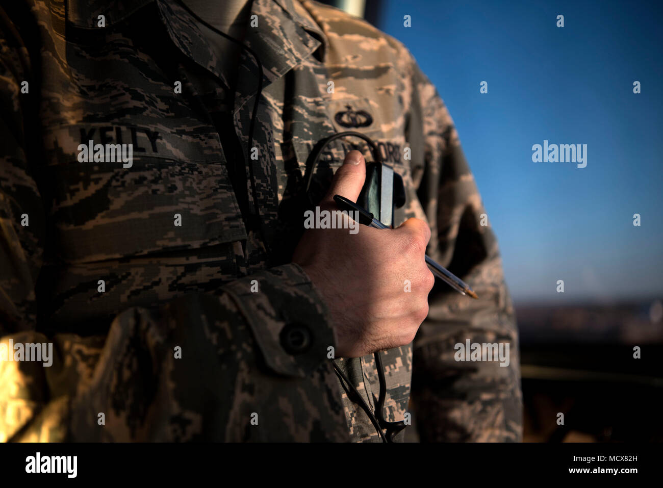 Ein Vance Air Traffic Controller verwendet, um seine Mic mit einem Pilotprojekt März 1, 2018, At Vance Air Force Base, Okla. zu kommunizieren Fluglotsen sind konsequent zu kommunizieren Piloten, die in den Luftraum. (U.S. Air Force Foto von Airman Zachary Heilen) Stockfoto