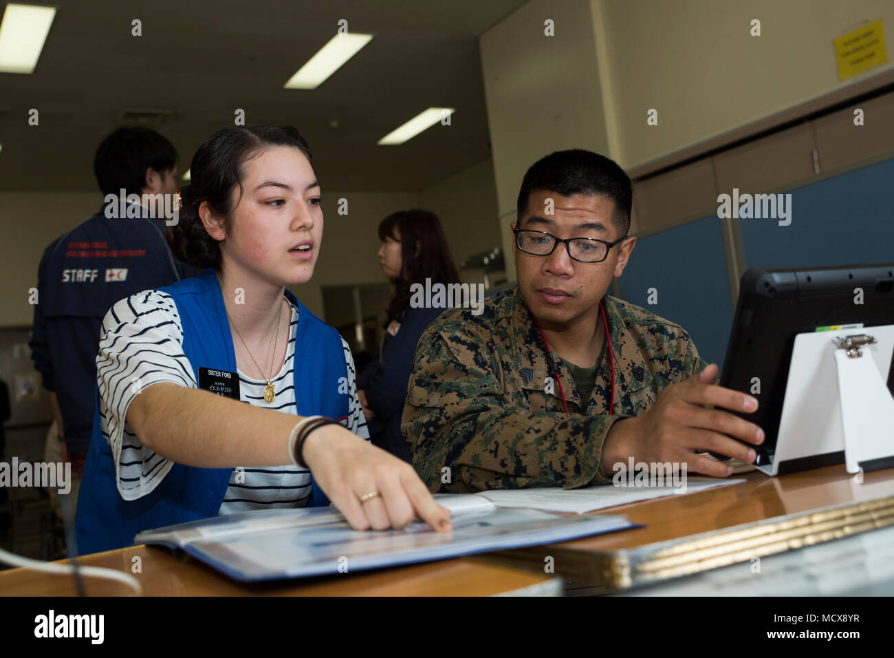 Die Marine Aerial Refueler Transport Squadron 152 (U.S. Marine Corps) führt eine Blutspendenuntersuchung an der Marine Corps Air Station Iwakuni durch. Das Archivbild dokumentiert die Teilnahme an einer halbjährlichen Blutfahrt, die von amerikanischen und japanischen Gesellschaften des Roten Kreuzes veranstaltet wird. Der historische Fotodruck dokumentiert die militärische Unterstützung gemeinschaftlicher Gesundheitsinitiativen. Stockfoto