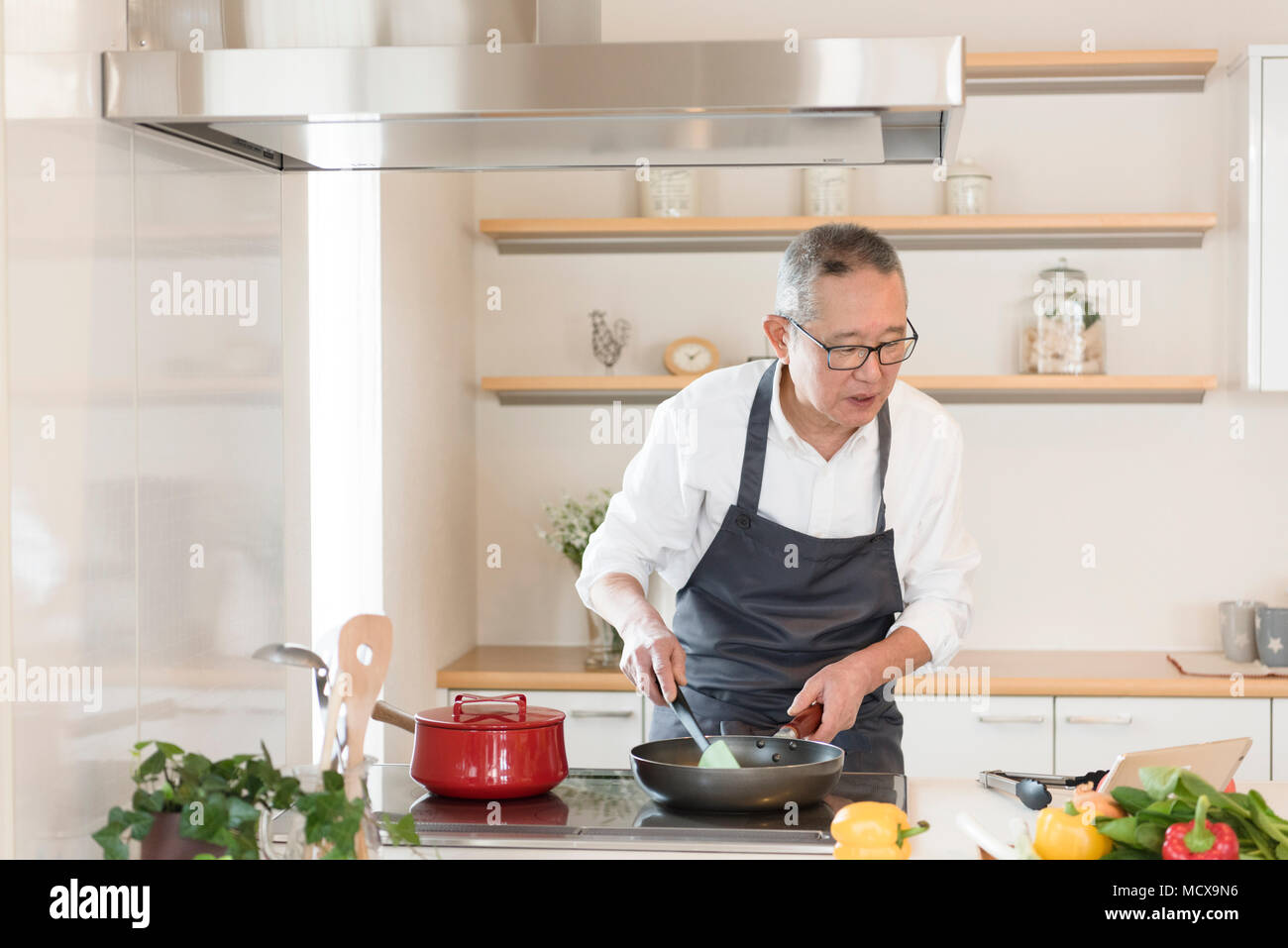 Szene der ältere Mann kochen Stockfoto