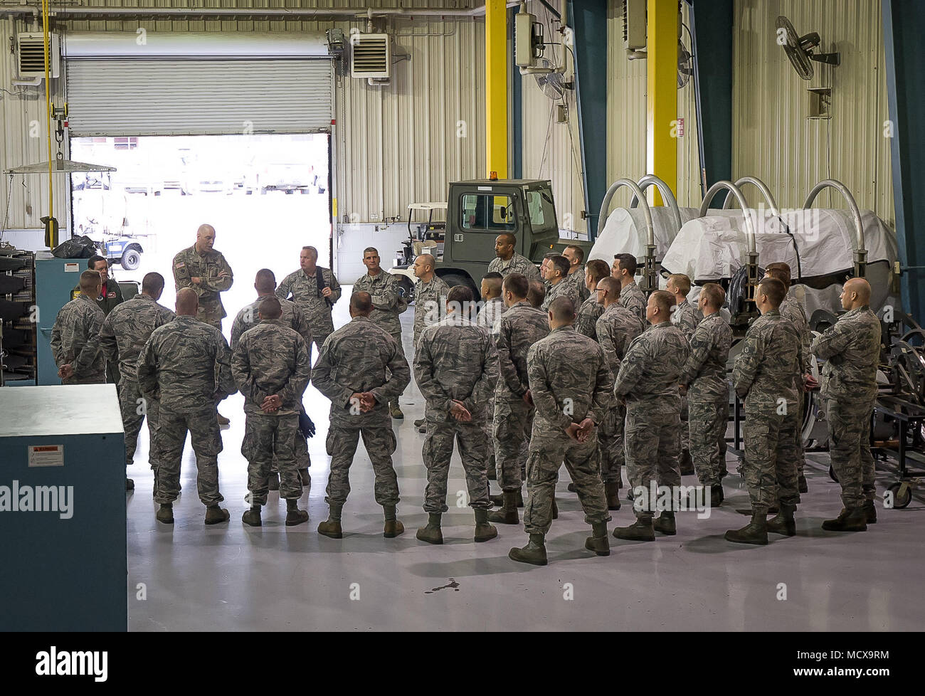Generalmajor Michael Thompson, Adjutant General von Oklahoma, erfüllt mit mehreren Flieger bei einer Tour durch die 138 Fighter Wing, März 5, 2018 in Tulsa Air National Guard Base. Es ist sein erster Besuch in TANGB Seit im November 2017 die Position berufen wurde. (U.S. Air National Guard Foto von Master Sgt. CT Michael/Freigegeben). Stockfoto