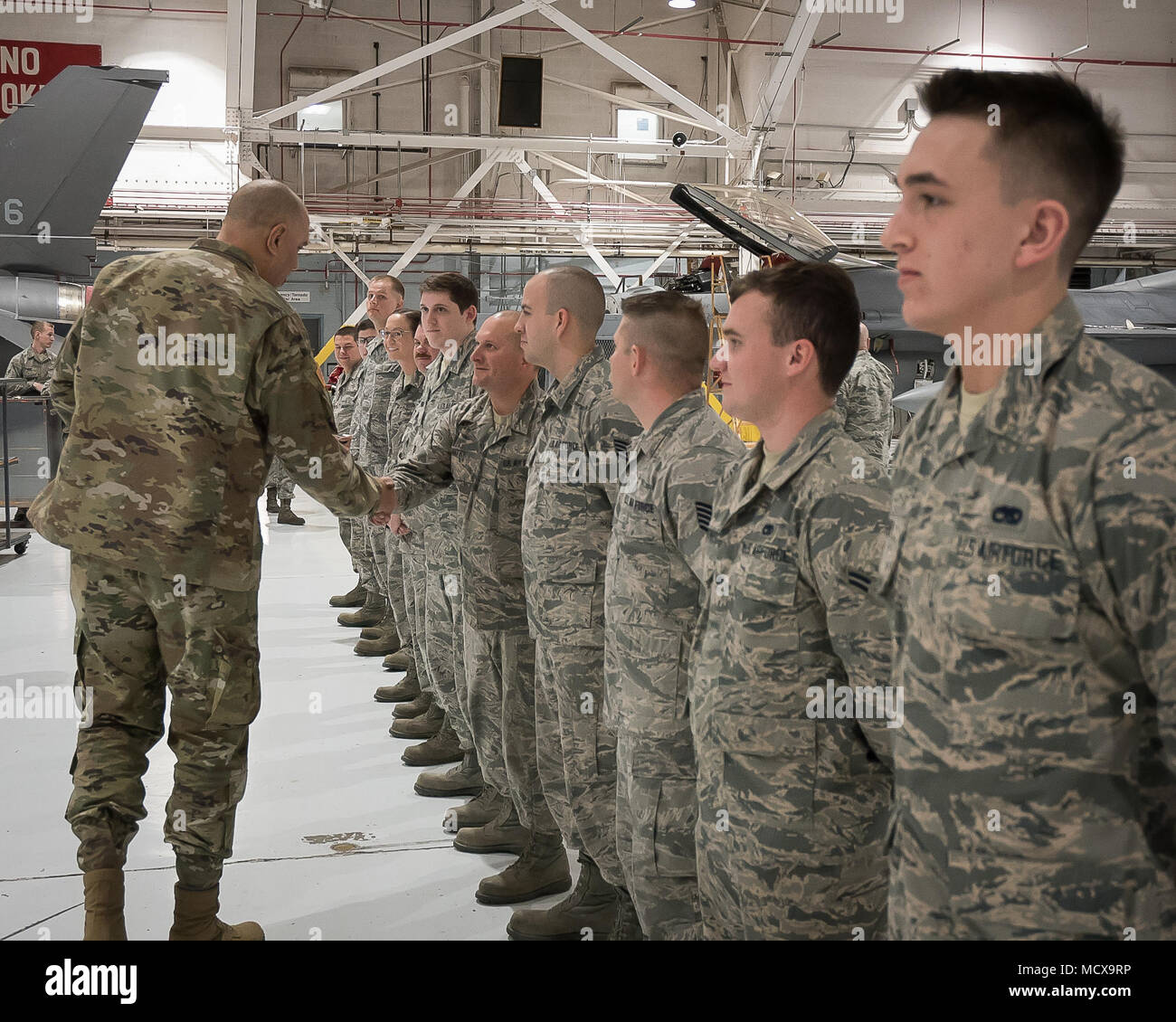 Generalmajor Michael Thompson, Adjutant General von Oklahoma, unterstützt mehrere Flieger bei einer Tour durch die 138 Fighter Wing, März 5, 2018 in Tulsa Air National Guard Base. Es ist sein erster Besuch in TANGB Seit im November 2017 die Position berufen wurde. (U.S. Air National Guard Foto von Master Sgt. CT Michael/Freigegeben). Stockfoto