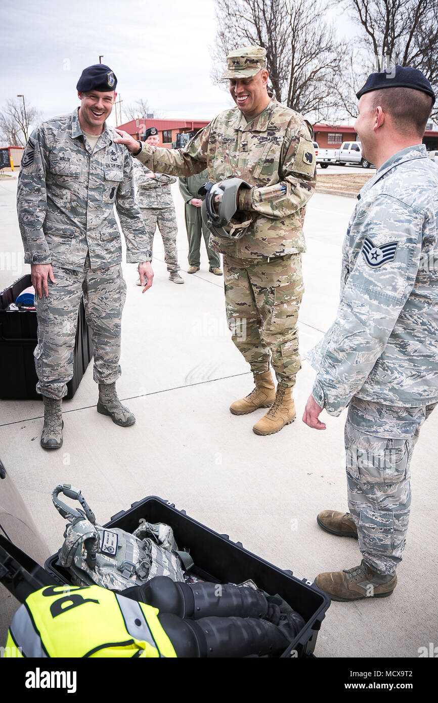 Senior Master Sgt. Michael Maloy, Betriebsleiter Sicherheitskräfte Squadron, 138 Fighter Wing, erklärt, wie kämpferisch Schutzausrüstung zu Generalmajor Michael Thompson, Adjutant General von Oklahoma, März 5, 2018 zu tragen. Dies ist der erste Besuch von Thompson Tulsa Air National Guard Base, seit im November 2017 die Position berufen wurde. (U.S. Air National Guard Foto von Master Sgt. CT Michael/Freigegeben) Stockfoto