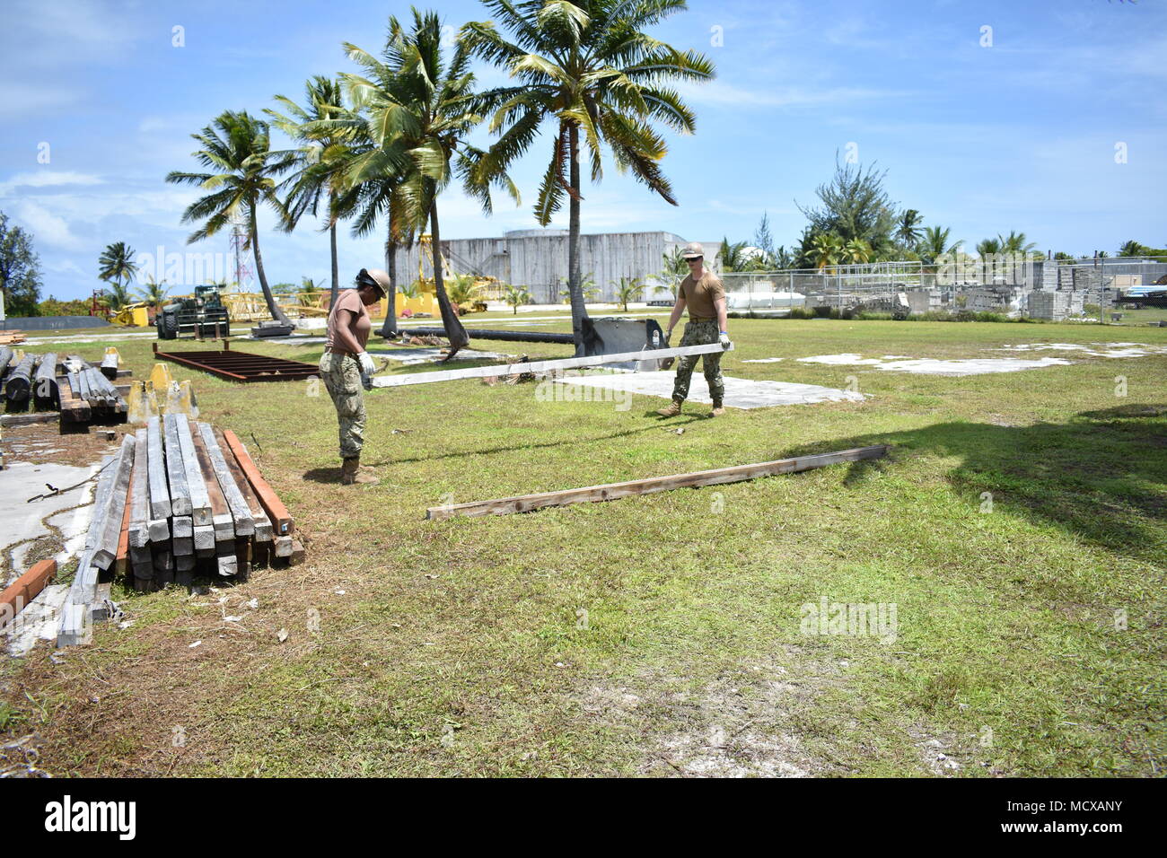 KWAJALEIN, Marshall Inseln (1. März 2018) Bau Elektriker 3. Klasse Kamerial Wand, links und Utilitiesmen 3. Klasse Christopher O'Neill zugeordnet Naval Mobile Konstruktion Bataillon (NMCB) 11, Bau Zivilklage Detail Marshall Inseln, Material neu ordnen, als Teil einer allgemeinen Website clean-up. NMCB-11 wird bereitgestellt, der humanitären Hilfe und der ausländischen Hilfe auszuführen, und Theater die sicherheitspolitische Zusammenarbeit in der 7.Flotte Bereich der Operationen. (US Navy Foto von Bau Elektriker 2. Klasse Josua Zapien) Stockfoto