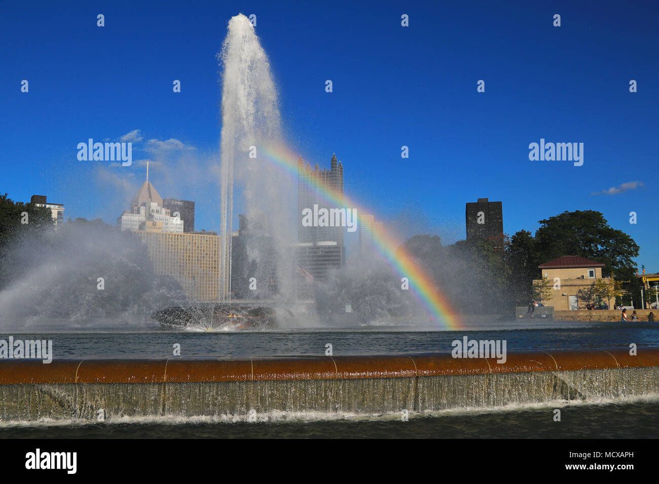 Ein Regenbogen in den Gewässern von Pittsburgh's Point State Park Brunnen gezeigt wird Stockfoto