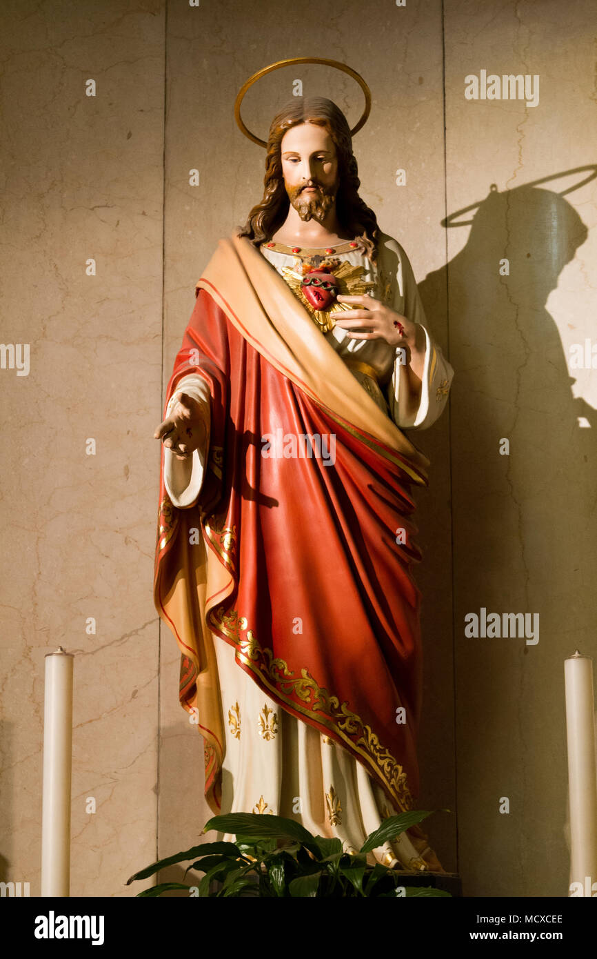 Die Statue des Heiligsten Herzens Jesu in der salesianischen Kirche "Santa Maria delle Grazie" - Heilige Maria der Gnade. Pavia, Italien. Stockfoto