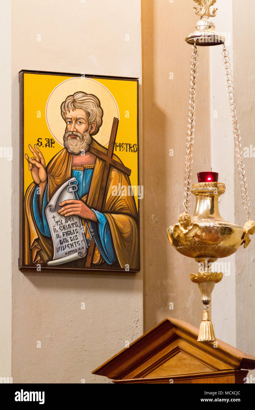 Das Symbol des Heiligen Paters (Simon) in „Chiesa dei Santi Gervasio e Protasio Martiri“ - die Kirche des Heiligen Gervasius und Protasius die Märtyrer“ in Pavia. Stockfoto