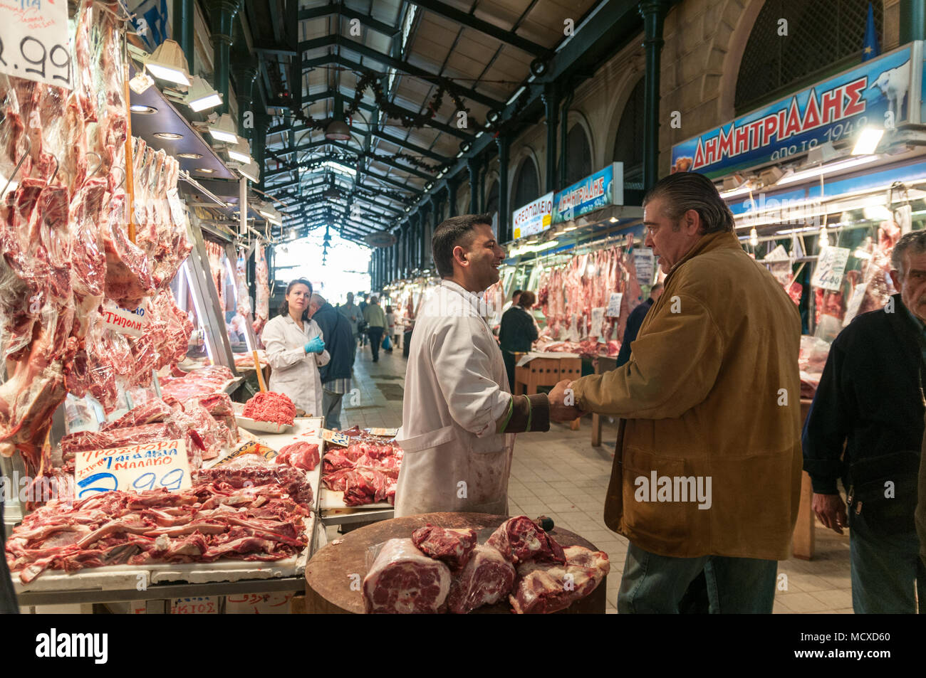 Athen, Griechenland - 29. April 2018: Ein Händler begrüßt einen Kunden an seinem Fleisch in der berühmten griechischen Markt in Athen stand. Stockfoto