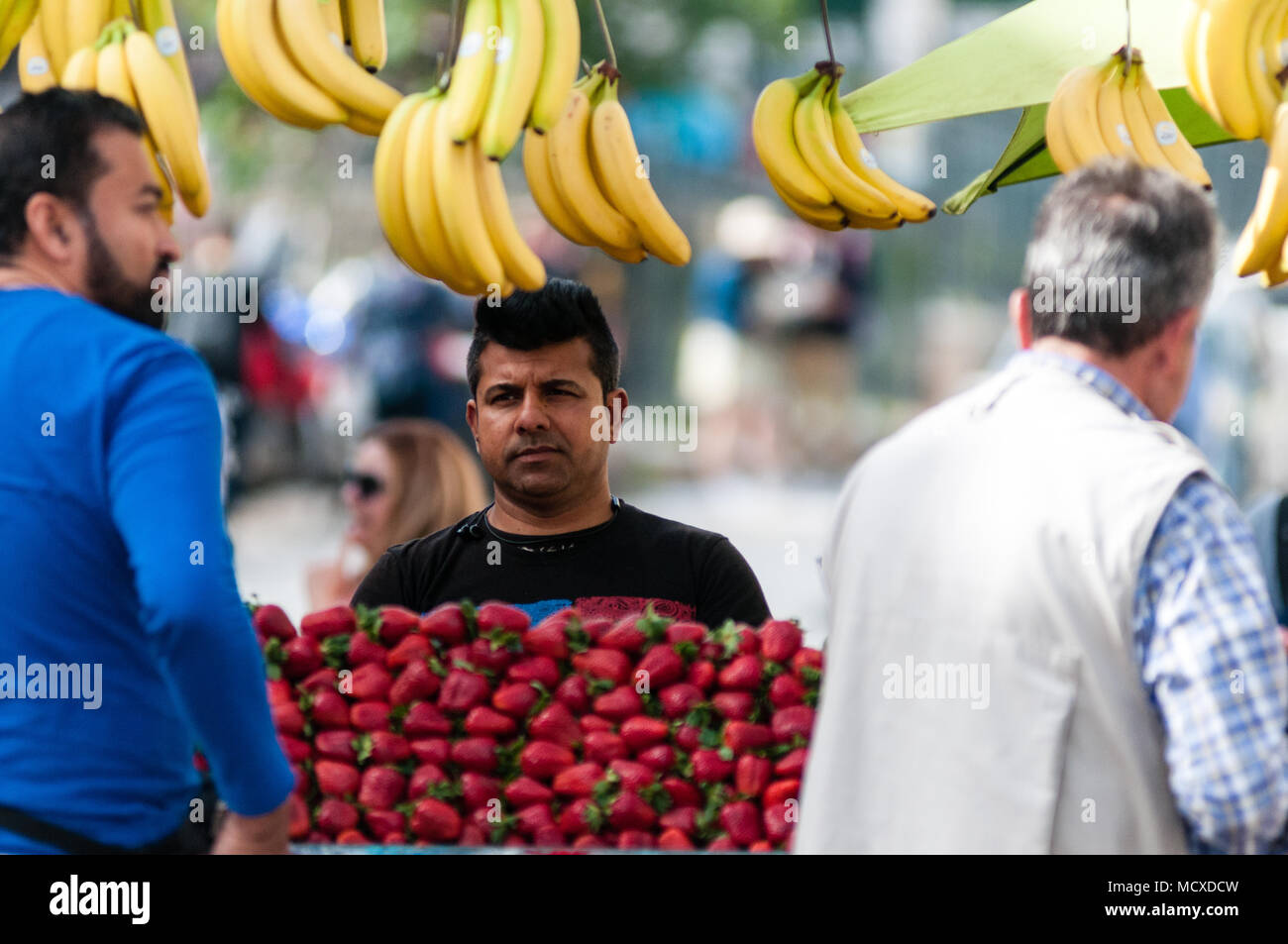 Athen, Griechenland - 29. April 2018: Ein Händler verkauft frisches Obst auf seinem Stand in der Mitte von Athen, Griechenland. Stockfoto