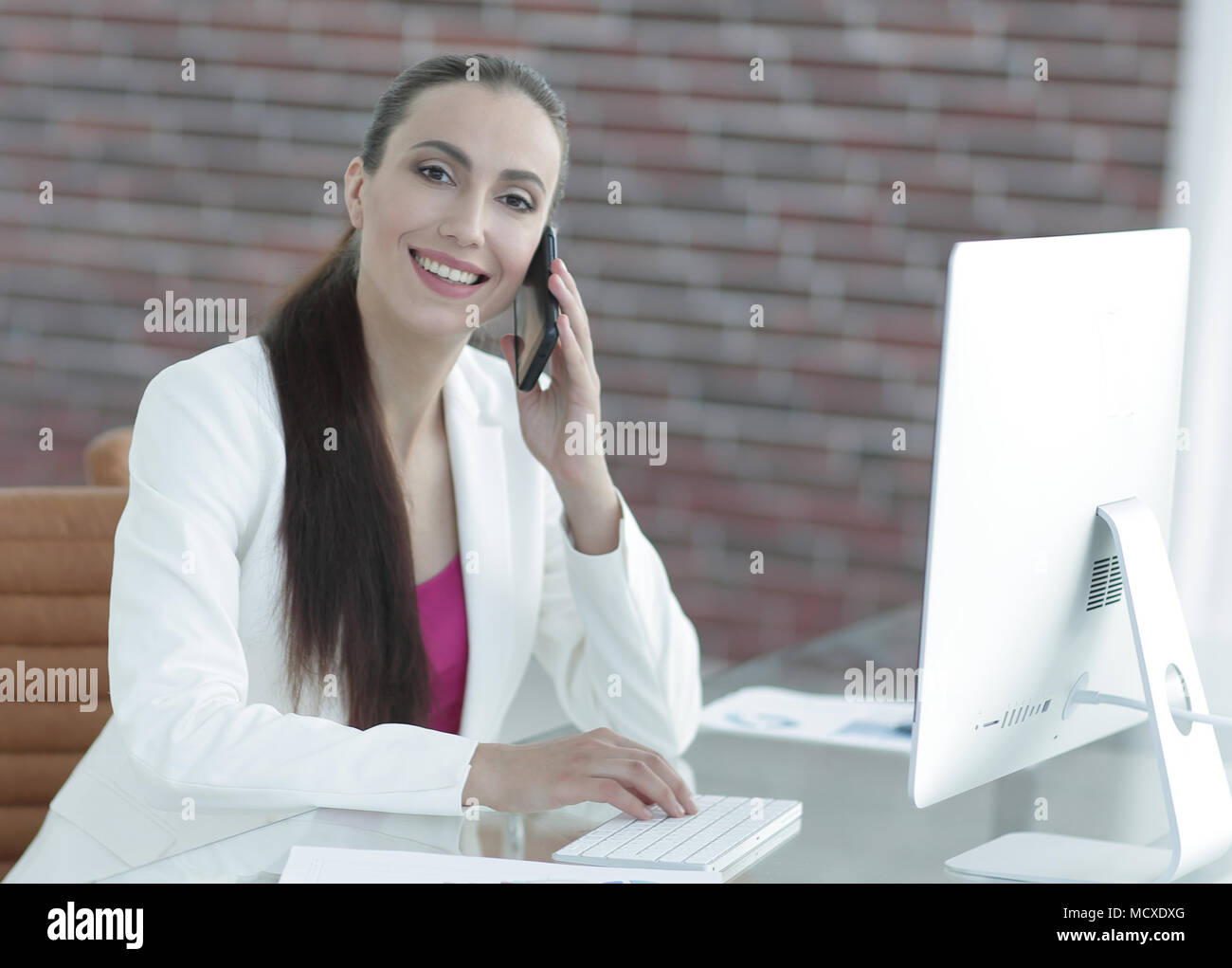 Frau Assistant an seinem Arbeitsplatz Stockfoto