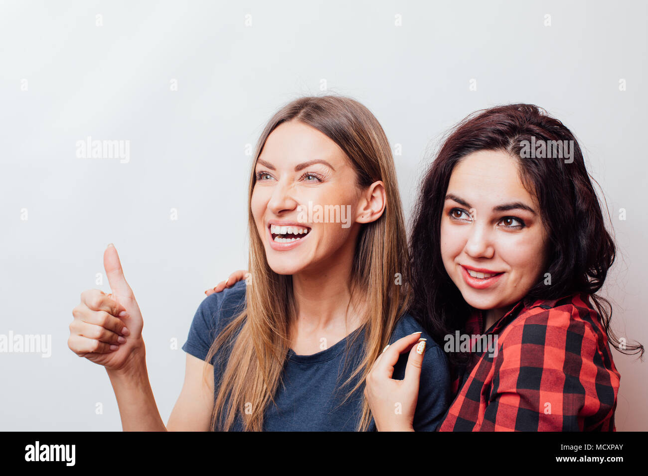 Close Up Fashion Lifestyle Portrait von zwei Jungen hipster Mädchen beste Freunde, machen lustige Gesichter und haben graue Zeit. Platz für Text Stockfoto