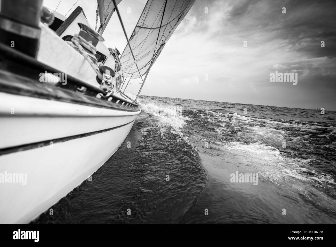 Segelboot Kreuzfahrt auf See, Toronto, Kanada Stockfoto