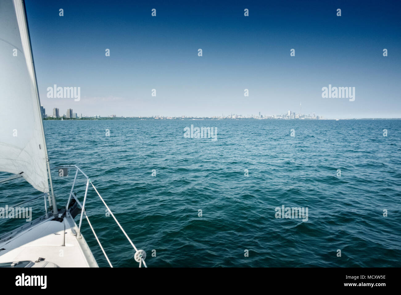 Segelboot Kreuzfahrt auf See, Toronto, Kanada Stockfoto