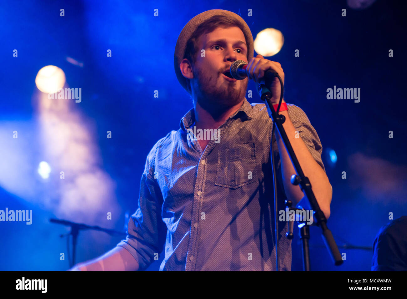 Tim Rohner, Sänger und Frontmann der Schweizer Mundart band Les Touristes Live at Schüür Luzern, Schweiz Stockfoto