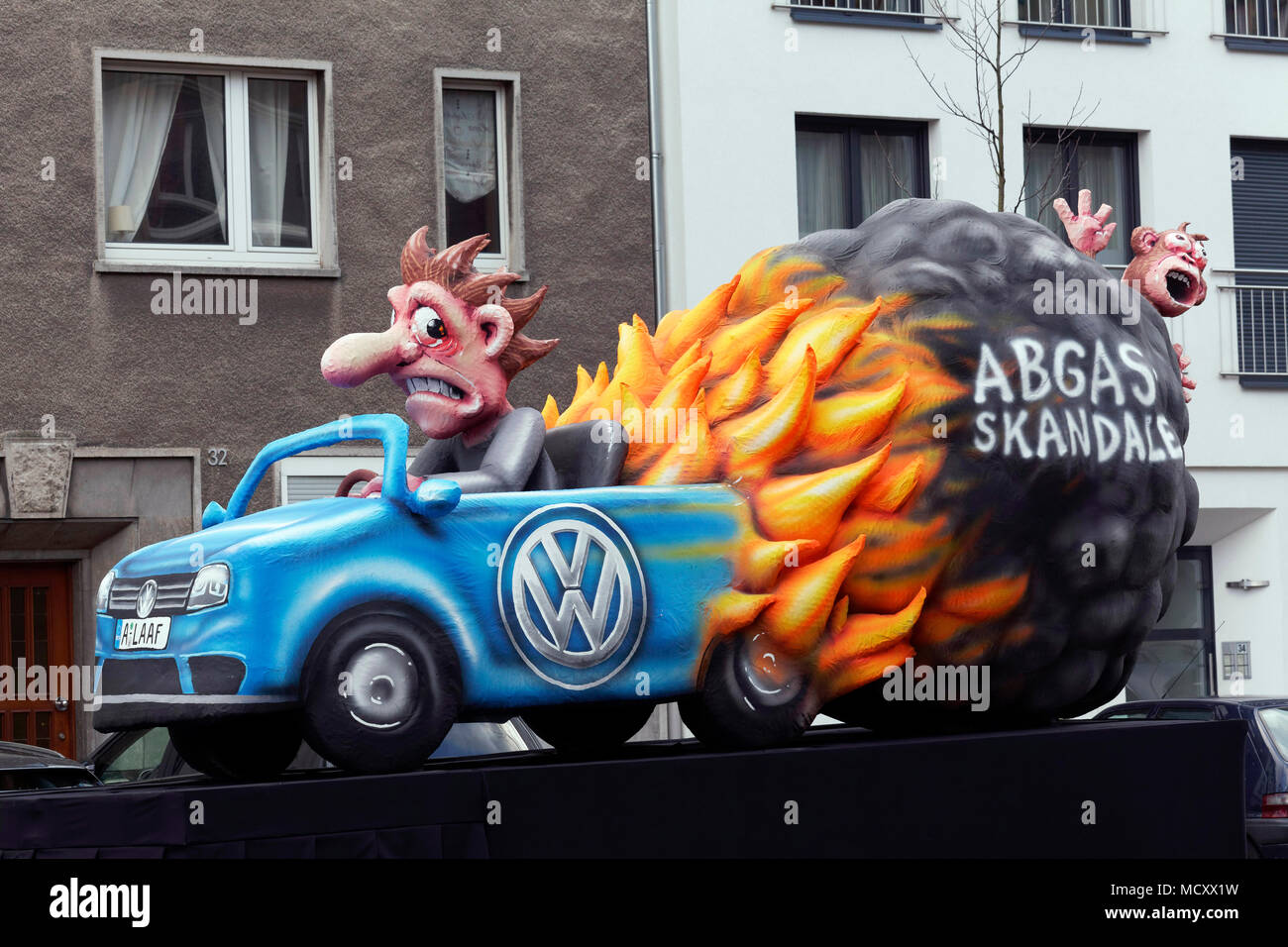 Brennende VW Auto mit Affen im Abgas Cloud, Abgas- Skandal, Tierversuche mit Abgasen, motto Caravan während Stockfoto