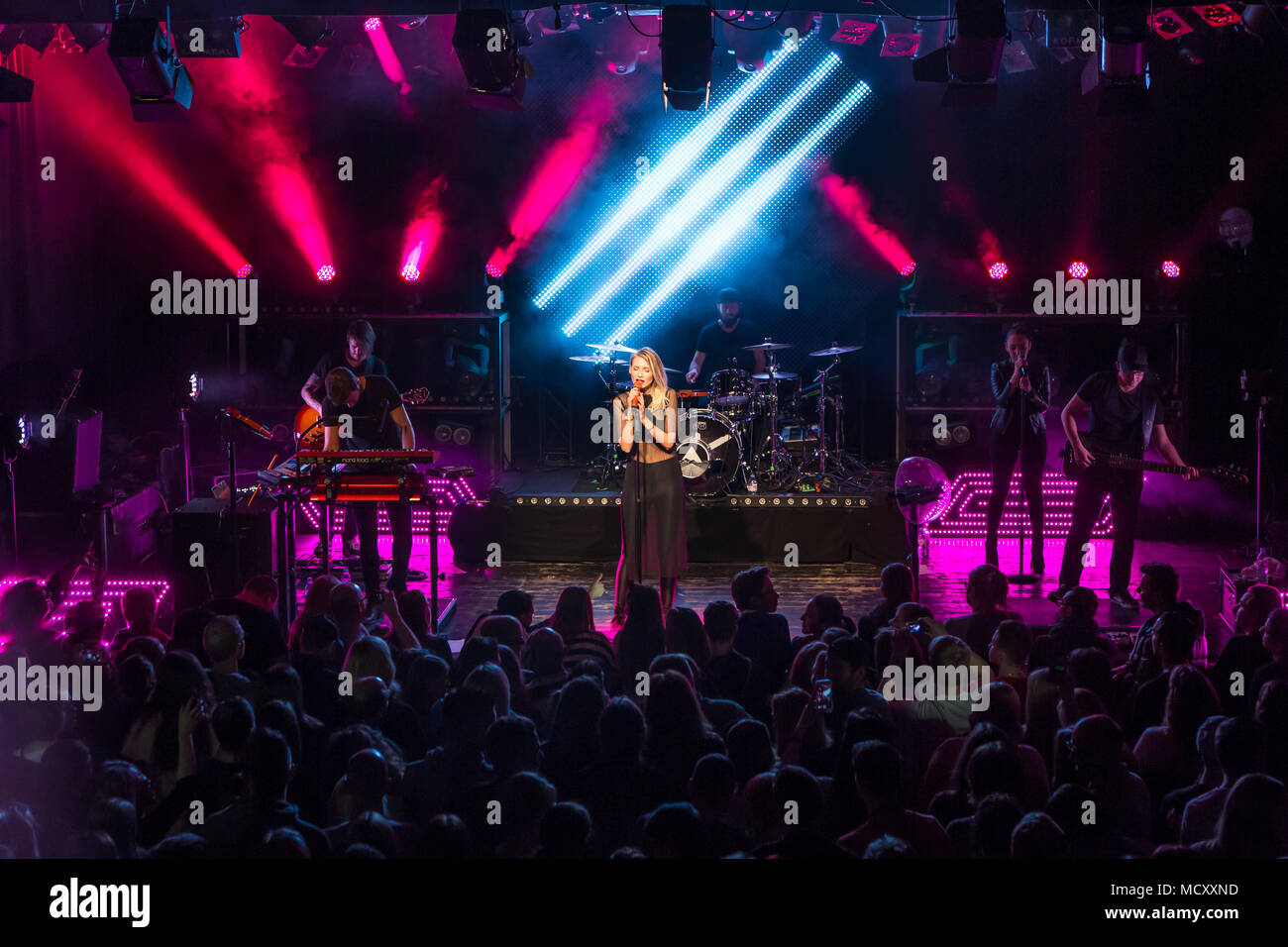 Die deutsche Elektro-Pop und Singer/Songwriter band Glasperlenspiel mit Sängerin Carolin Niemczyk und Keyboarder Daniel Grunenberg Stockfoto