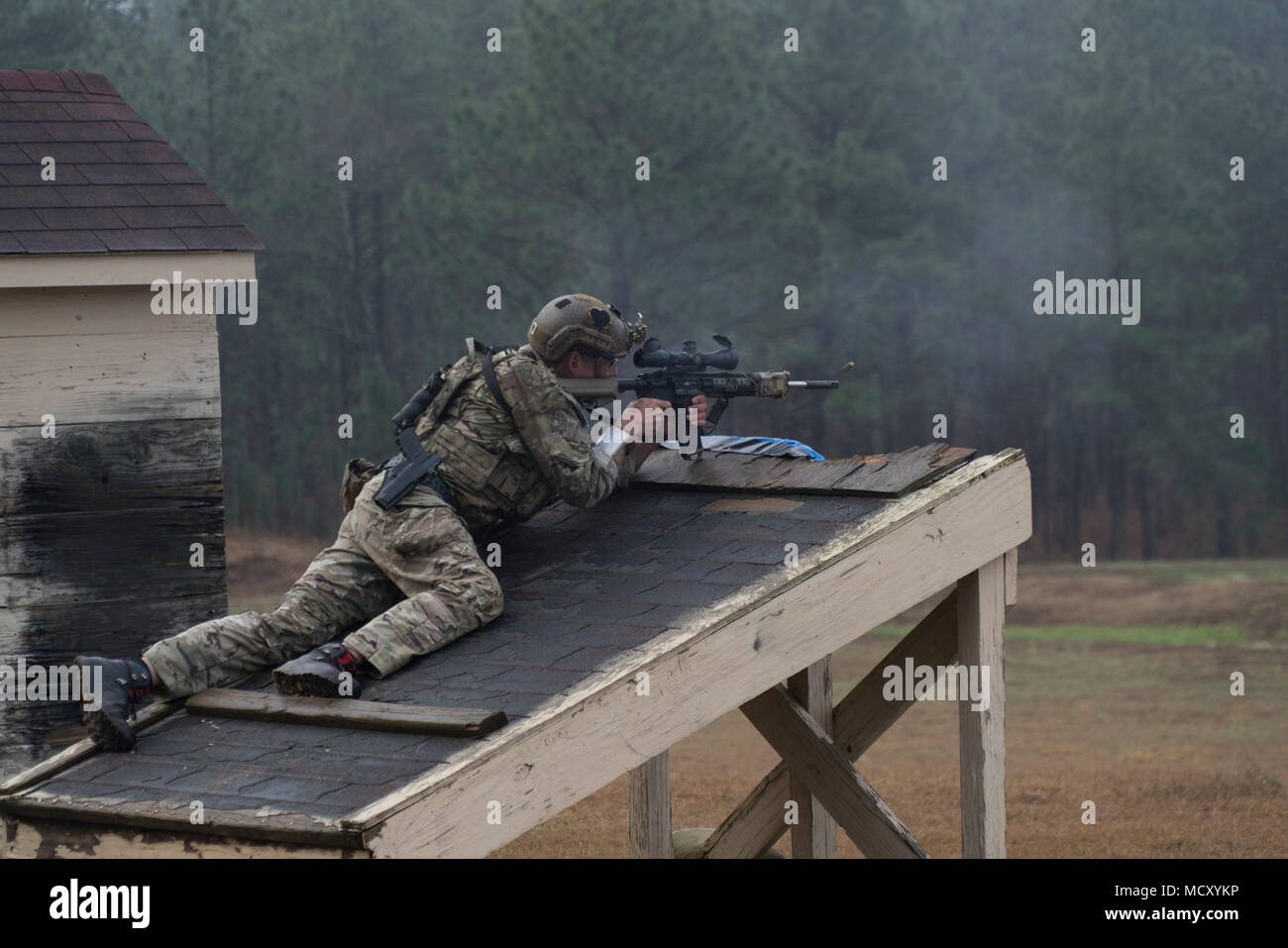 Ein Green Beret vom 1 Special Forces Group (Airborne) Sniper Team, Sgt. 1. Klasse Cuong feuert seine Waffe in ein Ereignis an der 9. jährlichen United States Army Special Operations Command Internationale Sniper Wettbewerb in Fort Bragg, N.C. gehalten März 18.-22. Die 1 SFG (A) Sniper Team besser als Special Operations Teams von der Naval Special Warfare Command, Marine Corps Scout Sniper School, U.S. Army Sniper School, 75th Ranger Regiment, und internationale Special Operations Teams aus Deutschland, Irland, Niederlande, Frankreich, Italien und Singapur. Stockfoto