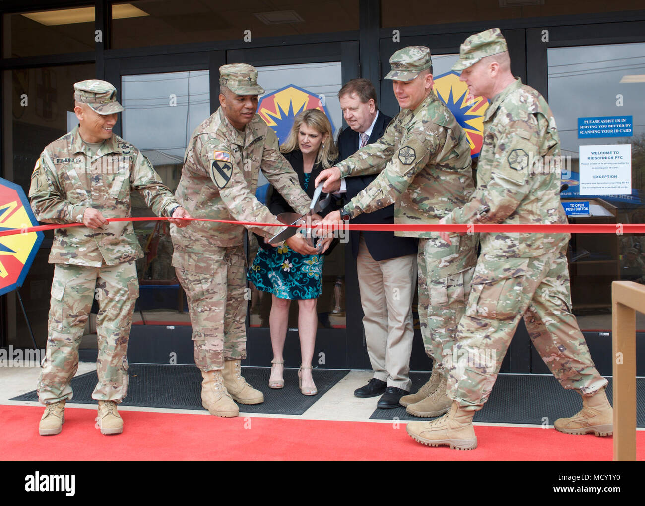 Command Sgt. Maj. Erano Bumanglag, Command Sergeant Major der 1. Medizinischen Brigade, Brig. Gen. Douglas McBride jr., Kommandierender General des 13. WSA, Beth Kieschnick Patterson, Tochter von Kaplan (Lt. Col.) Kieschnick, Greg Kischnick, Sohn von Kaplan (Lt. Col.) Kieschnick, Oberst Henry C. Perry Jr. Fort Hood Garrison Commander und Command Sgt. Maj. Byron C. Larsen, Fort Hood Garnison Command Sergeant Major, schneiden Sie den Ribbon Controller während der kieschnick Körperliche Fitness Center Ribbon Cutting in Fort Hood, Texas, am 23. März 2018. Phot von Sgt. 1. Klasse Michael Cox Stockfoto