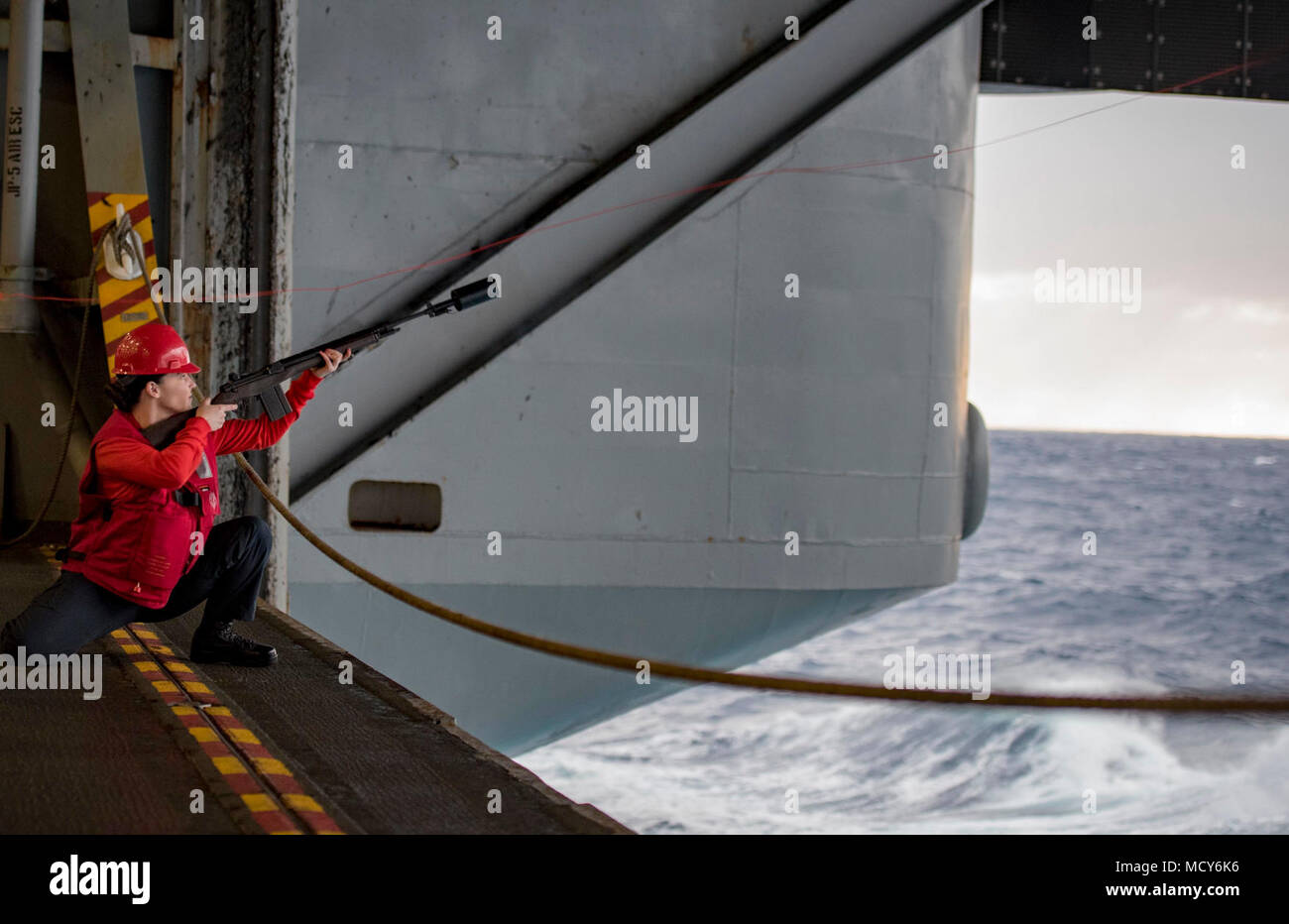 Atlantik (27. März 2018) Die Gunner Mate 3. Klasse Aubrey Atchison, von Kershaw, South Carolina, beobachtet der Schuß aus einer M-14 Gewehr verwendet die schnelle Combat support ship USNS (T-AOE6) an Bord der Flugzeugträger USS George H.W. zu verbinden gefeuert Bush (CVN 77), um eine Auffüll-Anforderung auf See beginnen. Das Schiff ist im Gange, die Erhaltung übungen Träger bereit zu halten. Stockfoto