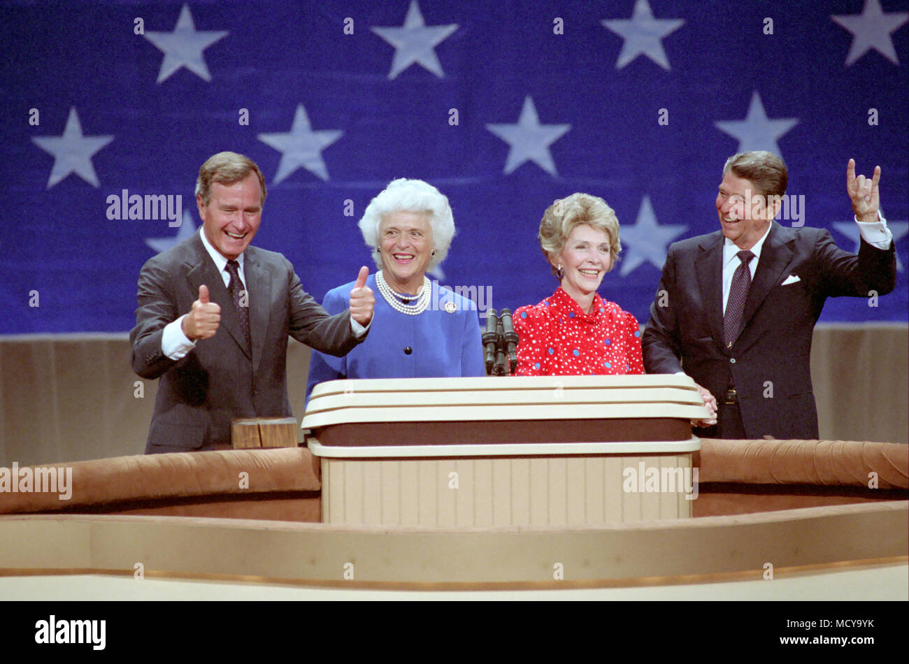 8/23/1984 Präsident Reagan Nancy Reagan Barbara Bush George Bush Reise nach Texas Feier nach Dankesrede bei der Republican National Convention 1984 in Dallas Convention Center - Stockfoto