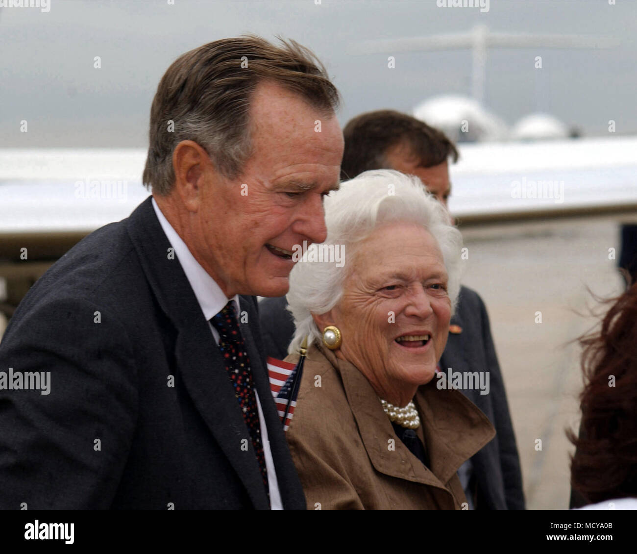 Der ehemalige US-Präsident George W. Bush und First Lady Barbara Bush sind nach ihrer Ankunft auf der Andrews Air Force Base, Maryland begrüßt. Sie sind hier Für die Nationalen Gebet und Versöhnung Service an der National Cathedral in Washington, D.C. Stockfoto