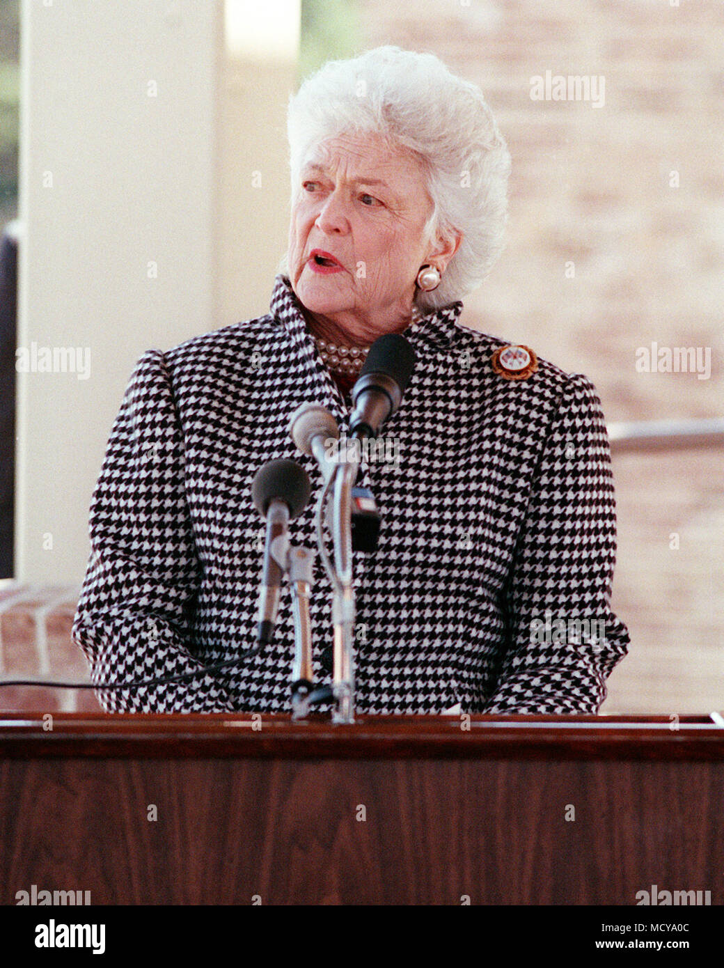 First Lady Barbara Bush spricht während der Einweihung der Arleigh Burke Pavillon. Der Pavillon, für einen ehemaligen Leiter der Marineoperationen genannt, wurde von der Navy-Marine-Coast Guard Residence Fundament gebaut Gehäuse für die Älteren zur Verfügung. Stockfoto