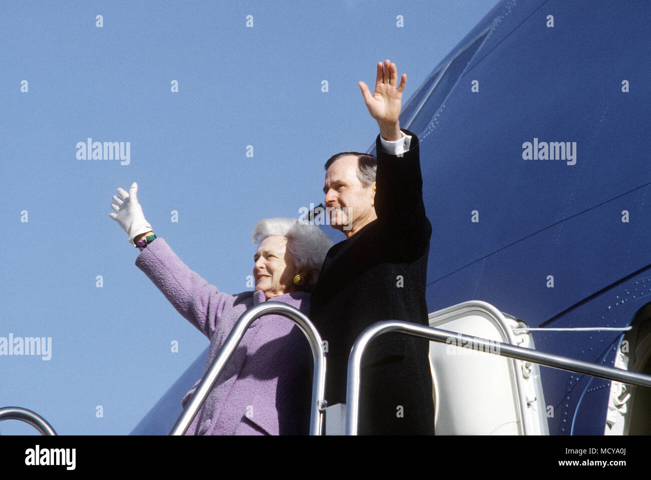 Einweihung einer endgültigen Abschied - ehemaliger Präsident und die erste Dame George und Barbara Bush einen letzten Abschied wave vor Luftwaffe ein. Etwa 600 gut Wünsche wurden für die Abfahrt um Andrew Air Force Base, Maryland auf Einweihung Tag vorhanden. Stockfoto