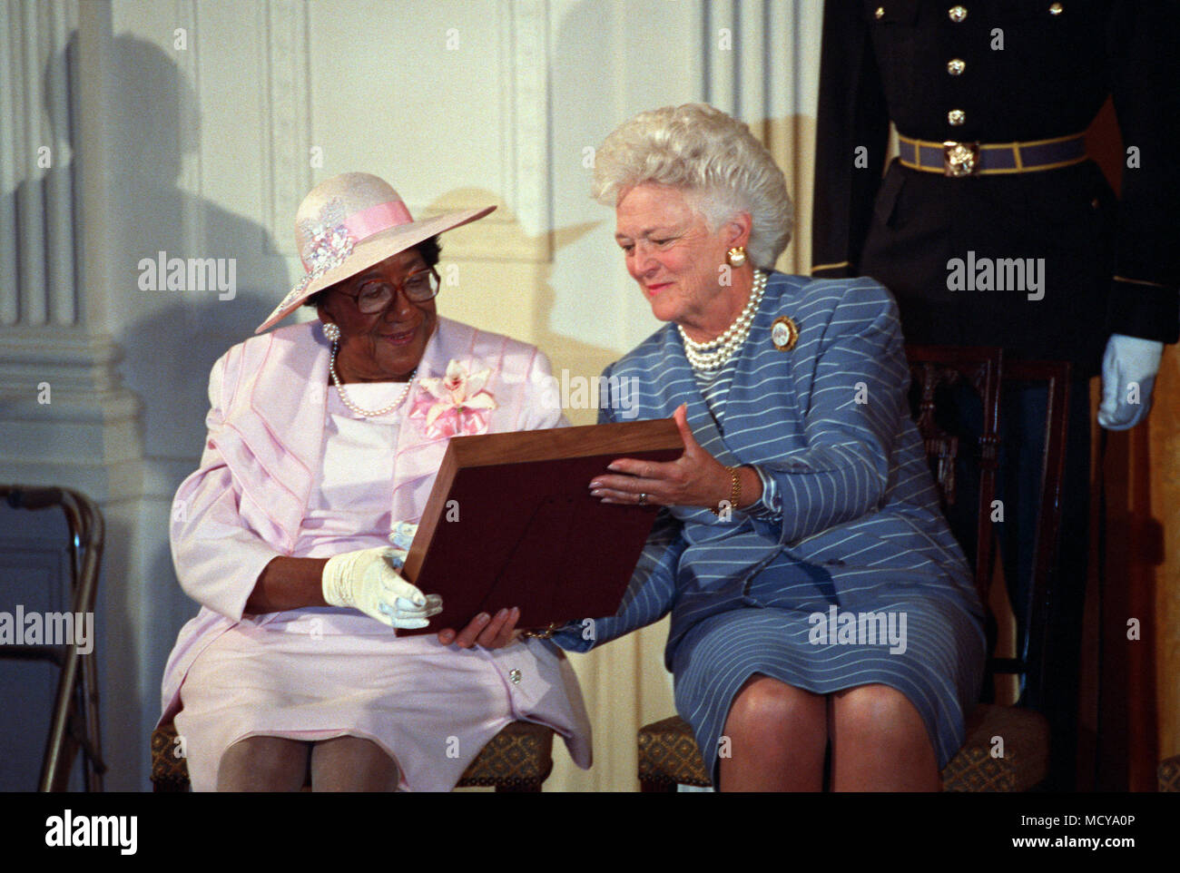 Frau Barbara Bush, den Fall mit der Ehrenmedaille an Frau georgina Palmer, aus Richmond, Kalifornien (88 Jahre). Die Ehrenmedaille wurde posthum heute im Weißen Haus den Schwestern der Corporal (CPL) Freddie Stowers, ein Eingeborener von Anderson County South Carolina für Maßnahmen im Ersten Weltkrieg durch Präsident George H.W. Bush vorgestellt. CPL Stowers ist der einzige schwarze Amerikaner, die Medaille für Aktion erhalten im Ersten Weltkrieg. Stockfoto