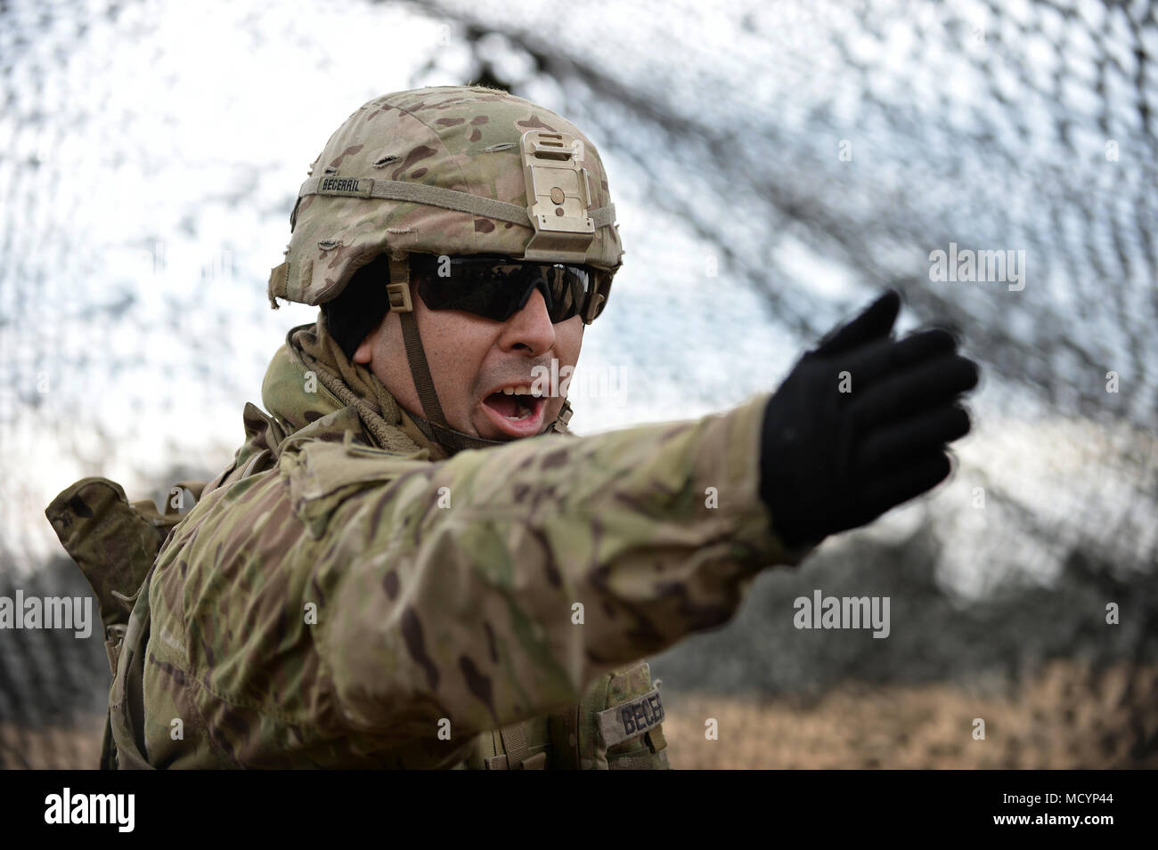 US-Armee gunners von Archer. Akku, 2. platoon, 4. Abschnitt, Field Artillery Squadron, 2nd Cavalry Regiment führen Sie eine Mission auf der M777 Haubitze. Auf diesem Foto: Staff Sergeant Palas gibt die Reihenfolge zu feuern. Übung dynamische Vordere 18 enthält ca. 3.700 Teilnehmer aus 26 Nationen in der US-Armee Grafenwöhr Training Area (Deutschland), 24.02.23. - 10. März 2018. Dynamische Vordere ist eine jährliche US-Army Europe (USAREUR) Übung konzentriert sich auf die Interoperabilität der US-Armee, gemeinsame Service- und Alliierten nation Artillerie und Fire Support im multinationalen Umfeld, von Theater-l Stockfoto