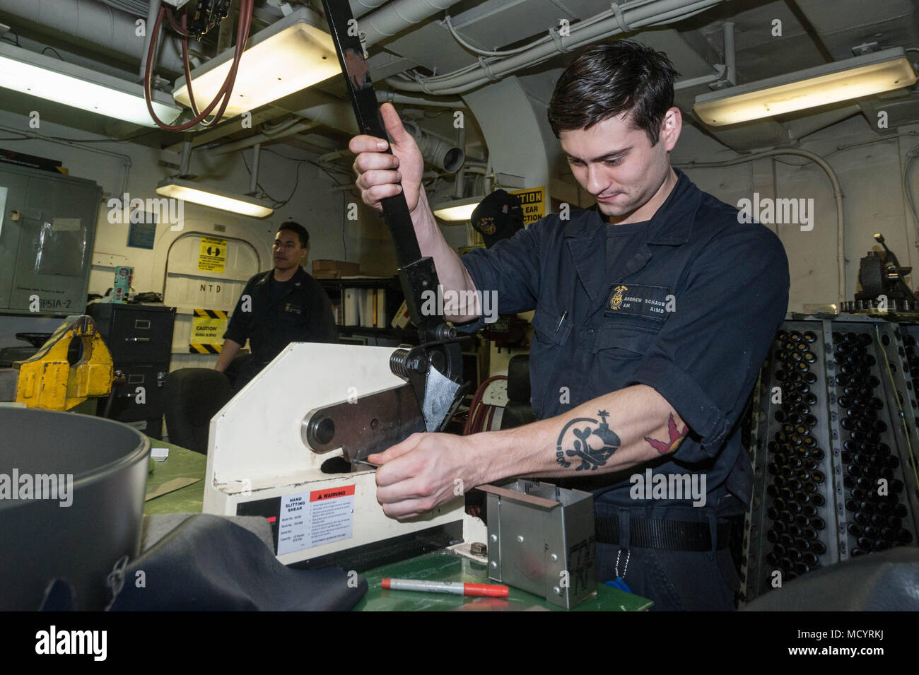 Aviation strukturellen Mechaniker Airman Andrew Shaub, von Massillon, Ohio, verwendet eine Hand schneiden Schere Aluminium zu schneiden an Bord der Amphibisches Schiff USS Wasp (LHD1). Die Wespe Expeditionary Strike Group ist die Durchführung einer regionalen Patrol bedeutete, regionale Bündnisse zu stärken, bieten schnelle Reaktionsfähigkeit und die Up-Gunned ESG Konzept voraus. (U.S. Marine Foto von Mass Communication Specialist 2. Klasse Desmond Parks/freigegeben). Stockfoto