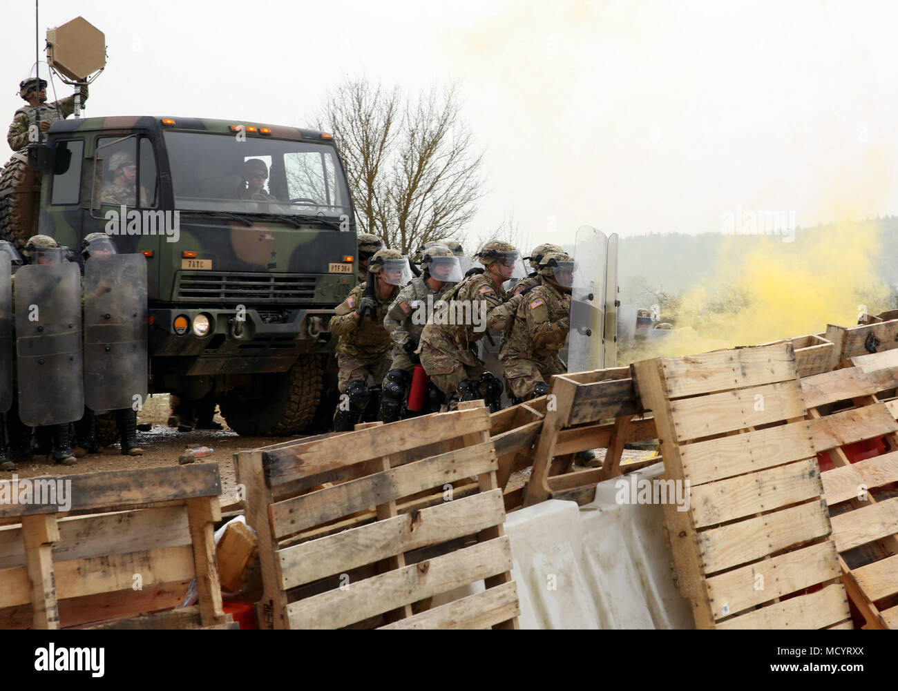 Us-Armee Soldaten zu 3 Geschwader zugewiesen, 61st Cavalry Regiment, 2 Infantry Brigade Combat Team, 4 Infanterie Division bereiten Sie eine Barrikade während riot control Training in der Vorbereitung für eine bevorstehende Kosovo-einsatz am Joint Multinational Readiness Center in Hohenfels, Hohenfels, Deutschland zu bewegen, 6. März 2018. Der Kosovo Force (KFOR) ist eine NATO-geführte internationale Friedenstruppe, die für die Einführung und Aufrechterhaltung einer sicheren Umgebung im Kosovo verantwortlich ist. (U.S. Armee Foto: Staff Sgt. David Overson) Stockfoto