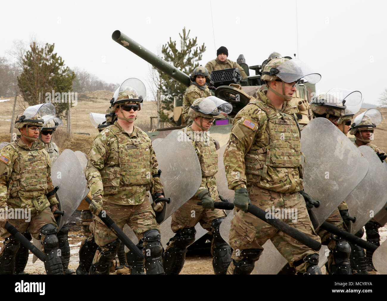 Us-Armee Soldaten zu 3 Geschwader zugewiesen, 61st Cavalry Regiment, 2 Infantry Brigade Combat Team, 4 Infanterie Division in riot control Training in der Vorbereitung für eine bevorstehende Kosovo-einsatz am Joint Multinational Readiness Center in Hohenfels, Hohenfels, Deutschland, 6. März 2018 teilnehmen. Der Kosovo Force (KFOR) ist eine NATO-geführte internationale Friedenstruppe, die für die Einführung und Aufrechterhaltung einer sicheren Umgebung im Kosovo verantwortlich ist. (U.S. Armee Foto: Staff Sgt. David Overson) Stockfoto