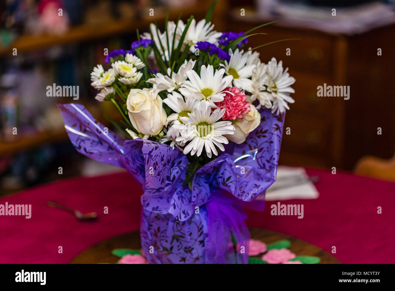Ein Urlaub Blumenarrangements in der Mitte auf dem Tisch Stockfoto