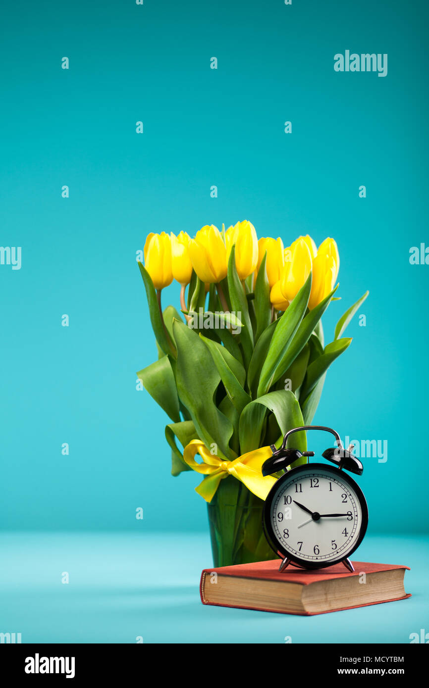 Gelbe Tulpen auf blauem Hintergrund Stockfoto