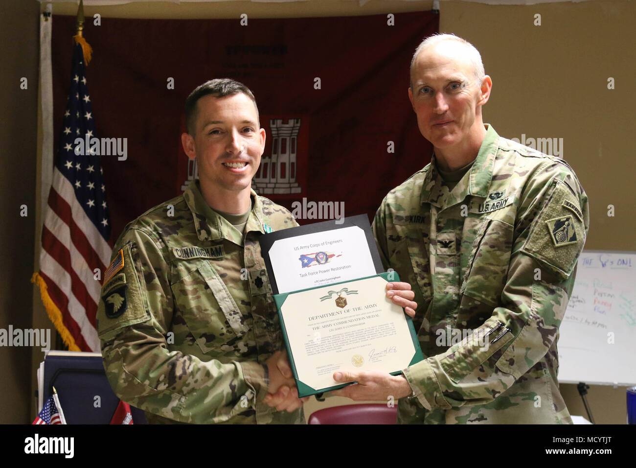 COL Jason Kirk präsentiert LTC John Cunningham mit der Army Commendation Medal für seine Arbeit als stellvertretender Kommandeur der Task Force Power Restaurierung - Puerto Rico. Stockfoto