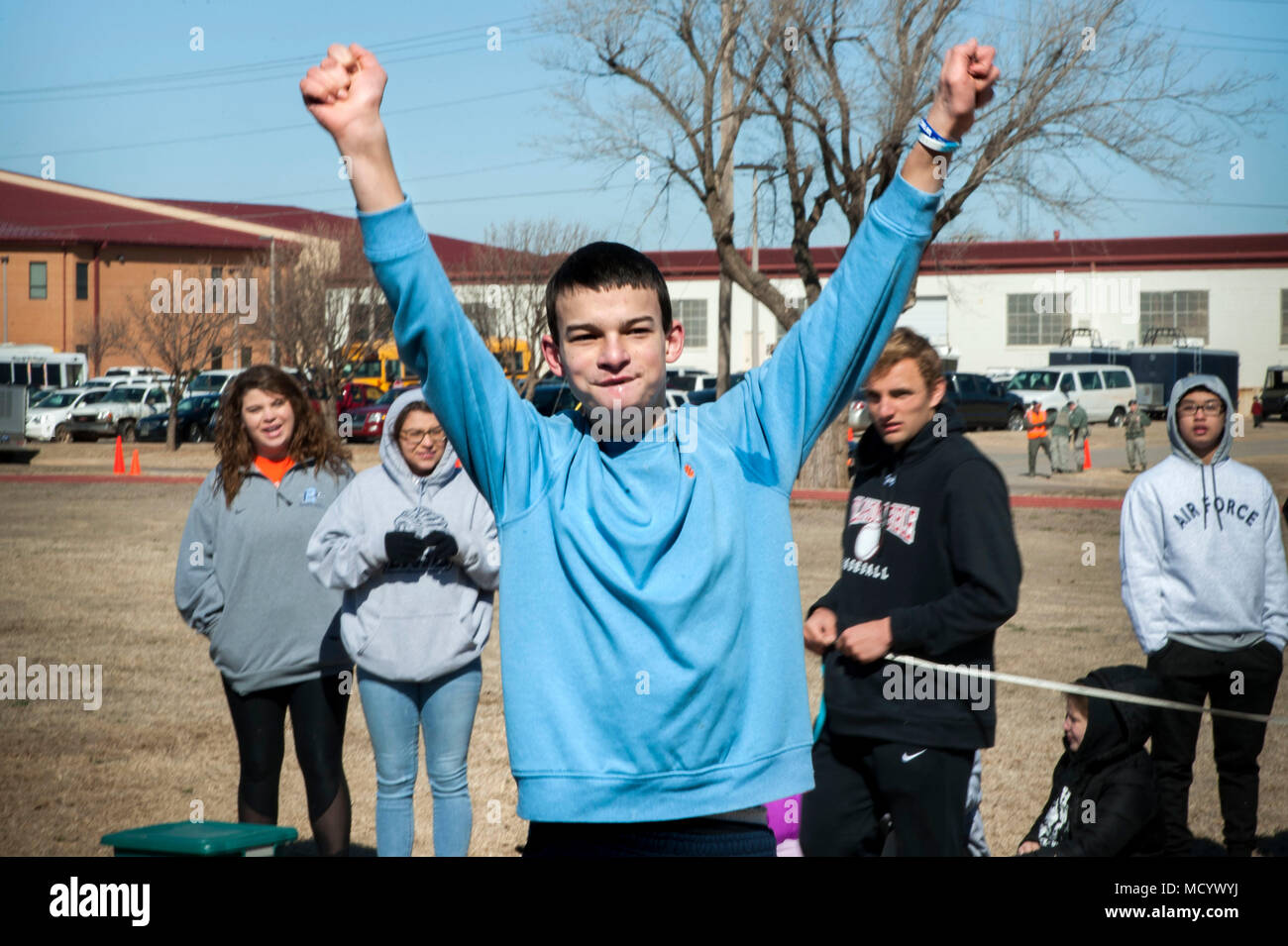 Eine spezielle Athlet Olympics feiert nach dem Softball Ereignis während der jährlichen Cherokee Strip Bereich 6 Special Olympics, März 7, 2018 werfen, Vance Air Force Base, Okla. Die Special Olympics bietet das ganze Jahr über Training und Wettkampf auf 5,7 Millionen sportler und Unified Sports Partner in 172 Ländern. Stockfoto