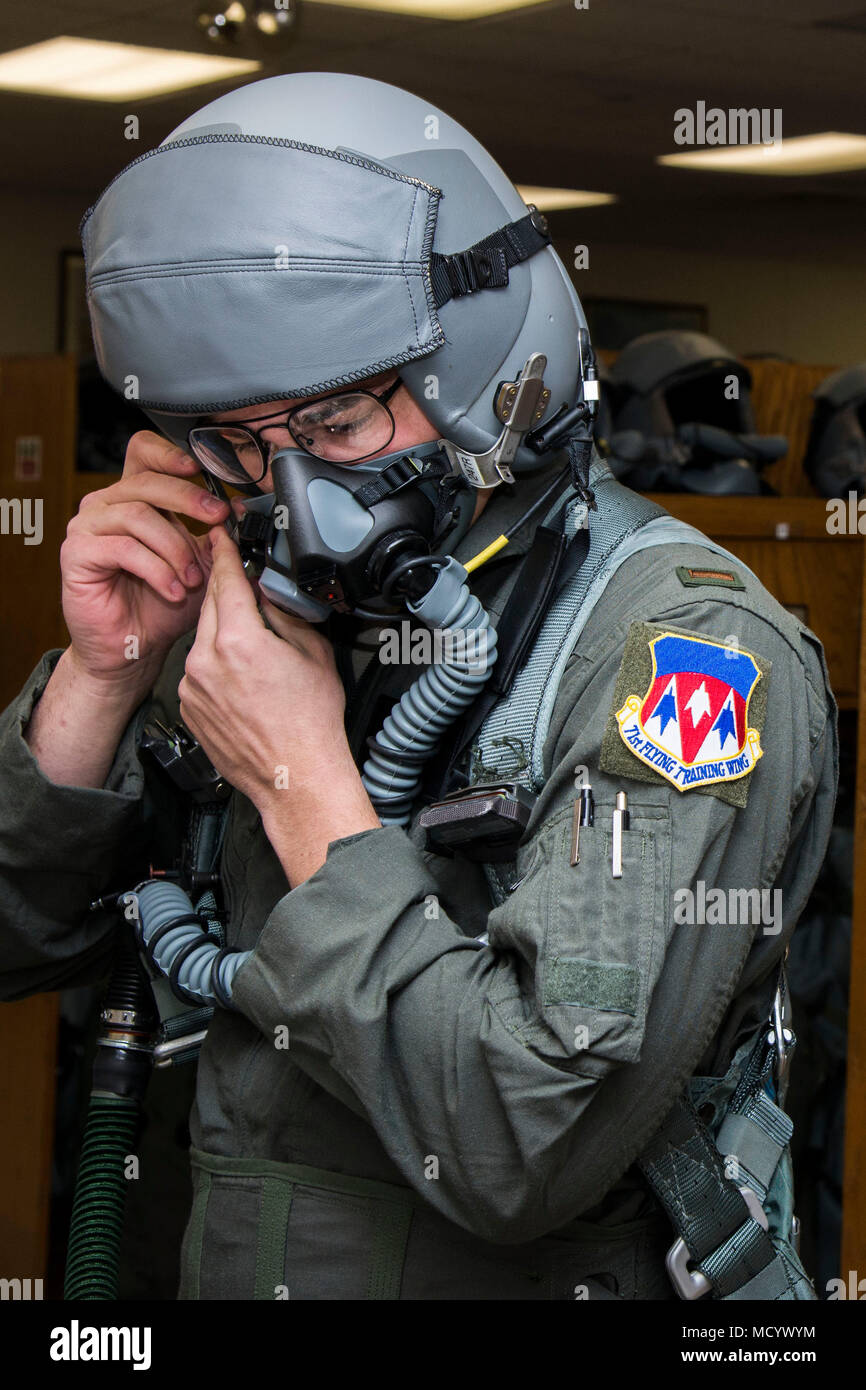 2. Lt Mitchel Bie prüft seine Maske im Leben Unterstützung vor seinem 'Dollar Ride", 8. März 2018, Vance Air Force Base, Okla. Die 'Dollar Ride' ist der erste Flug, dass ein Flugschüler in Grundständigen Pilot Training durchführt. (U.S. Air Force Foto von Airman Zachary Heilen) Stockfoto