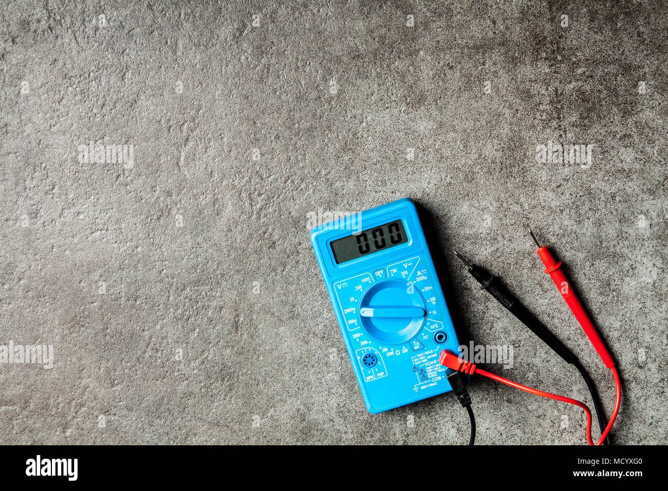 Digitales Multimeter auf grauem Hintergrund Stockfoto