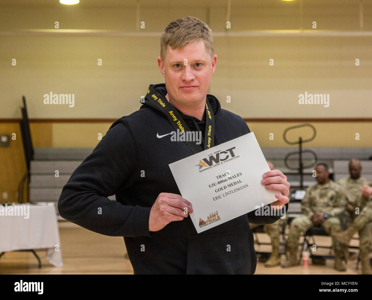 Us-Armee Kapitän Eric Lintlemann, erhält die Goldmedaille für die männlichen 5.5U 800 m Fall während der 2018 Armee Studien in Fort Bliss, Texas, 6. März 2018. 74 Verwundete, Kranke oder Verletzte aktiven Soldaten und Veteranen nehmen an einer Reihe von Veranstaltungen, die in Fort Bliss, Texas, 24.02.27 durch den 9. März 2018 gehalten werden als stellvertretender Stabschef, Krieger und Übergang host die 2018 Armee Studien. (U.S. Armee Foto: Staff Sgt. Roy Woo) Stockfoto