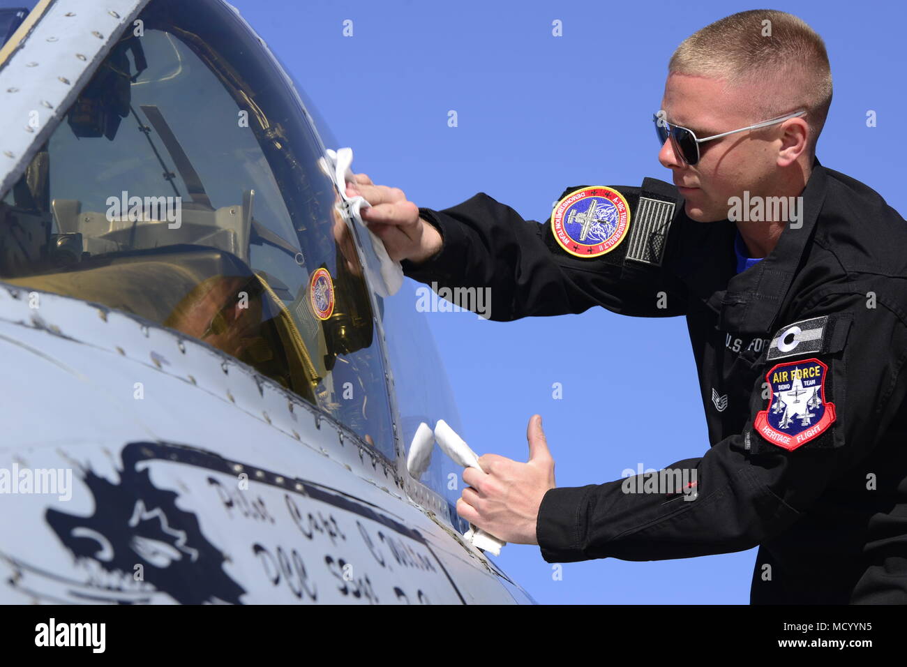 Us Air Force Staff Sgt. Nick Reider, C A-10 Thunderbolt II Demonstration Team Mannschaft Leiter, Tücher, die das Vordach eines A-10 bei der US Air Force Heritage Flight Training Kurs an der Davis-Monthan Air Force Base, Ariz., 3. März 2018. Die HT-BZ können Piloten in dissimiliar Formationen kämpft eine einzigartige visuelle Darstellung der Geschichte der Luftwaffe zu üben. (U.S. Air Force Foto von älteren Flieger Betty R. Chevalier) Stockfoto