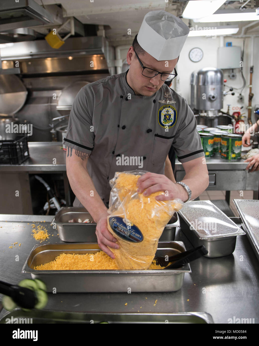 Die USS Oak Hill (LSD-51) ist ein Dock-Landungsschiff der Harpers Ferry-Klasse in der United States Navy, das für amphibische Operationen eingesetzt wird. Das Archivbild dokumentiert die Aktivitäten der Gastronomie in der Bordküche des Schiffes während der Operationen im Schwarzen Meer unter der 6. US-Flotte am 11. März 2018. Stockfoto